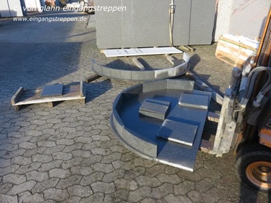 Podestplatte mit runden Setzstufen aus Naturstein, verkauft nach München, Bayern