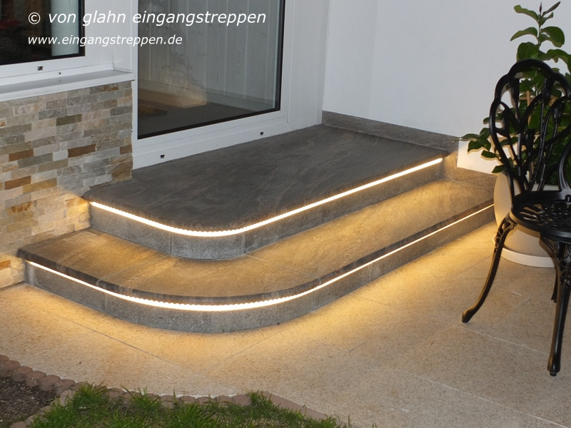 runde Außentreppe aus Naturstein mit Beleuchtung, Rohrdorf, Oberbayern
