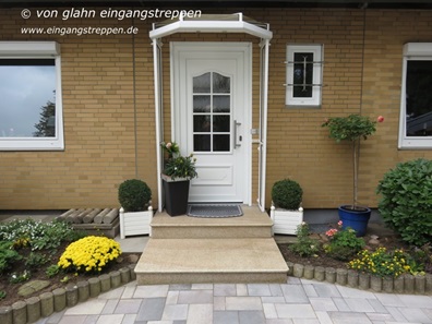 rollstuhlgerechter Eingangsbereich mit zwei Podestflächen aus Granit, Hamburg