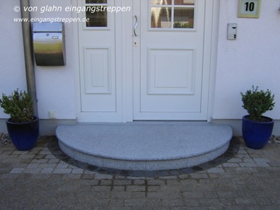 Eingangspodest aus Granit rund, Winsen/Luhe, Niedersachsen