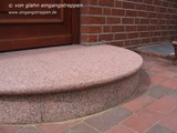 Eingangspodest aus Granit mit runder Setzstufe, Neu Wulmstorf, Niedersachsen