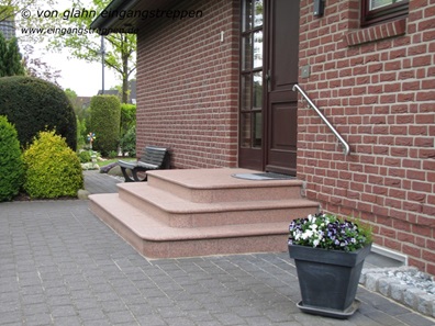 Hauseingang mit Treppe aus Granit, Barsbüttel, Schleswig-Holstein