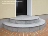 runde Eingangstreppe aus Granit, Schleswig-Holstein, Norddeutschland