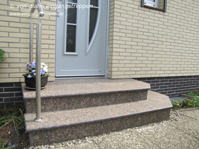 Tritt aus Granit vor Haustür, Wentorf, Norddeutschland