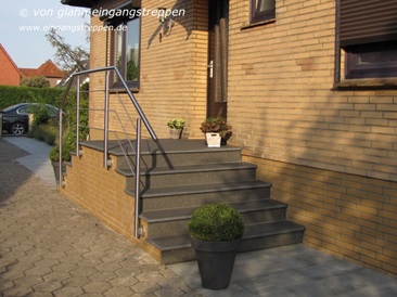 Treppe mit Podest im Außenbereich aus Naturstein, Neu Wulmstorf, Niedersachsen