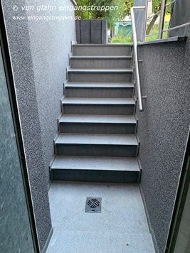 Treppe aus Naturstein zum Keller im Außenbereich