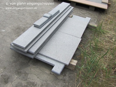 Treppenstufen und Podestplatte aus grauem Stein